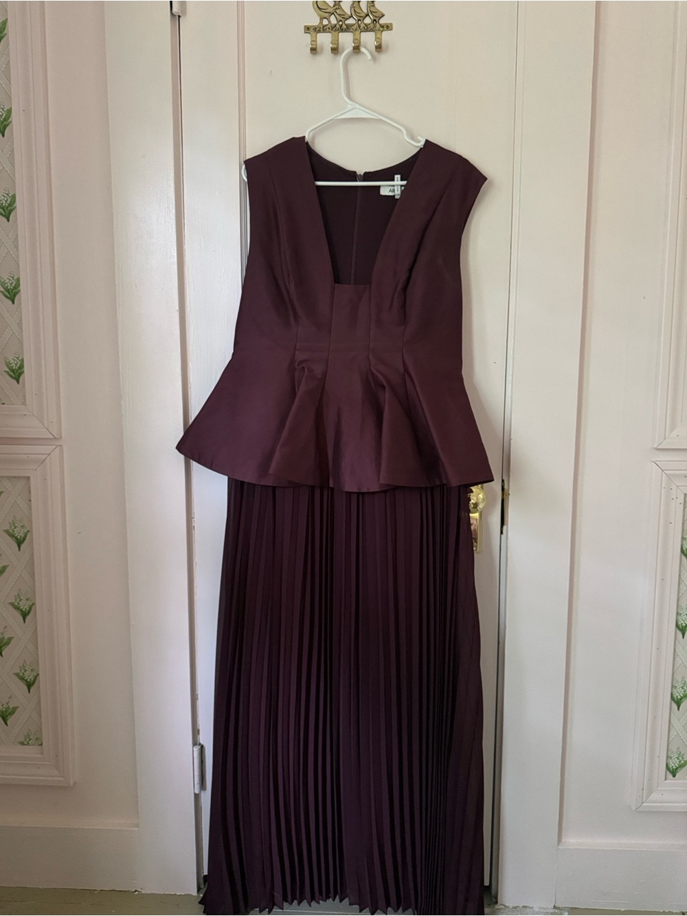 ARRANGE structured waisted maxi dress with contrast pleated skirt in plum